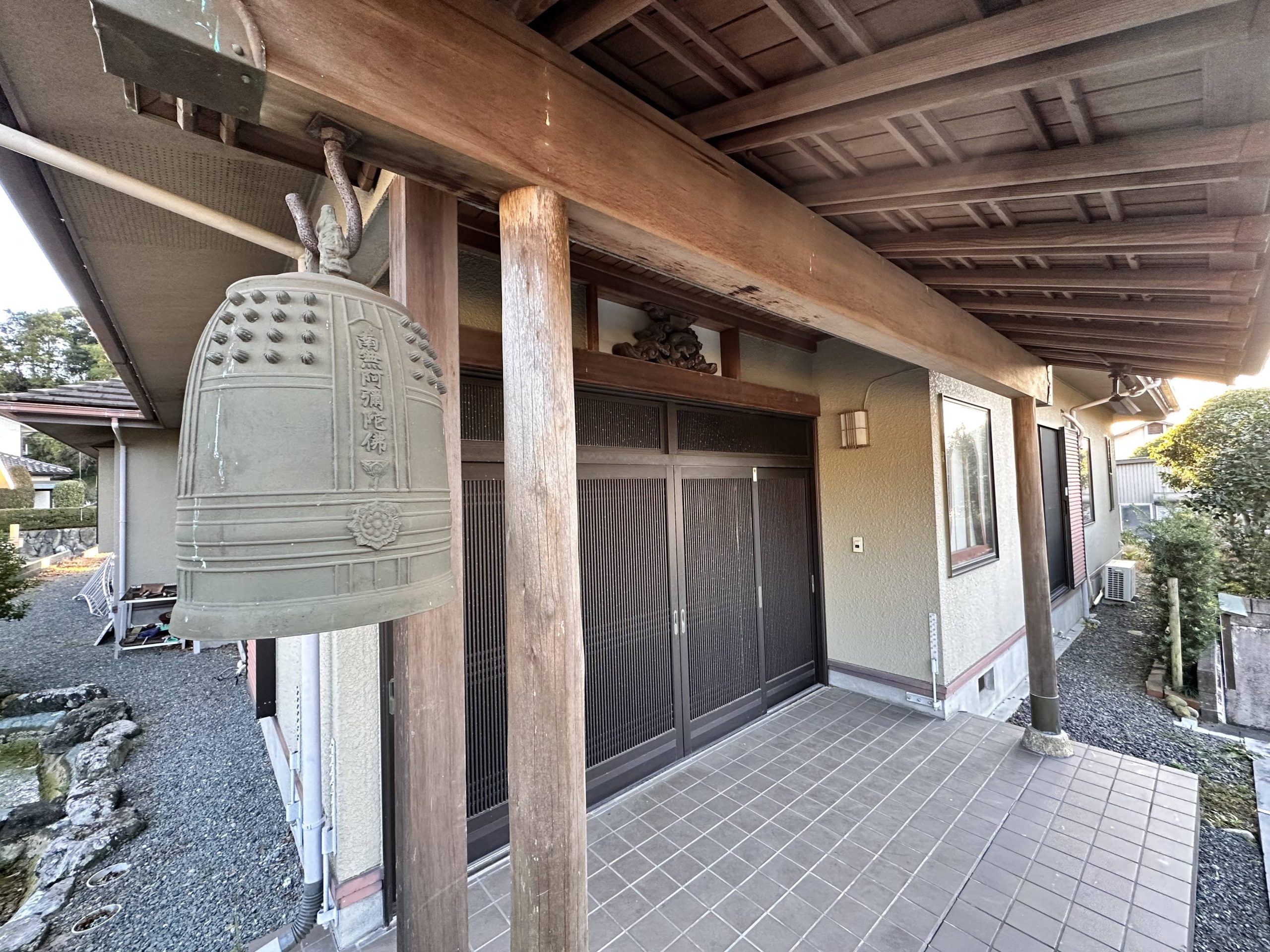應瑞寺の半鐘と正面入口