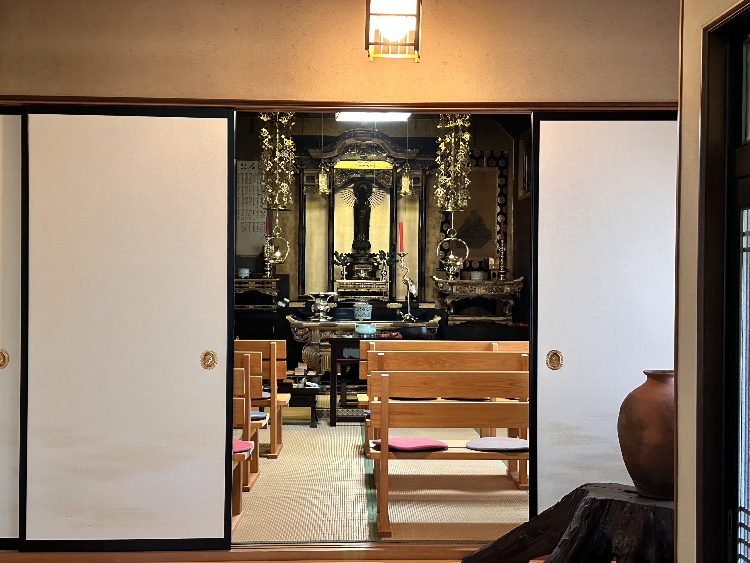 玄関から見た應瑞寺本堂の須弥壇